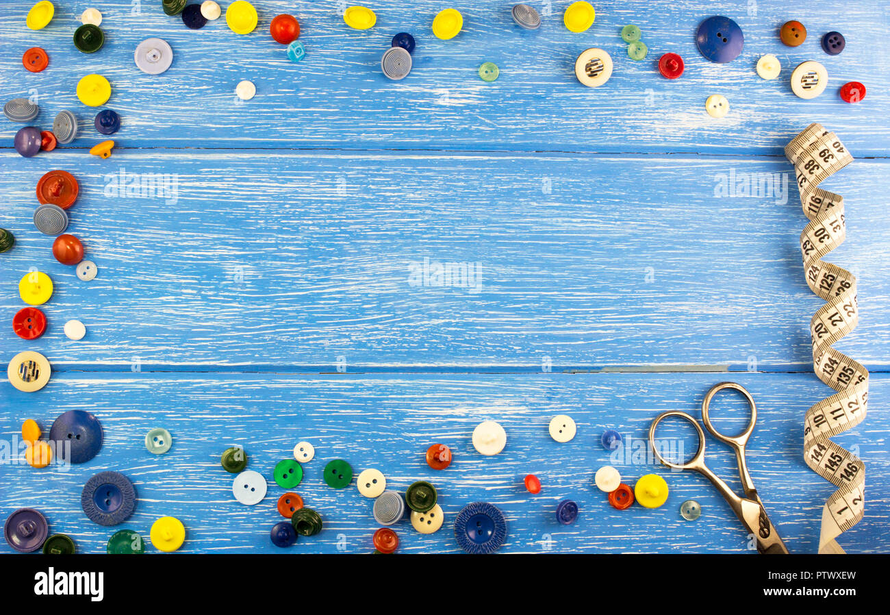 Composition de boutons sur un fond de bois bleu Banque D'Images
