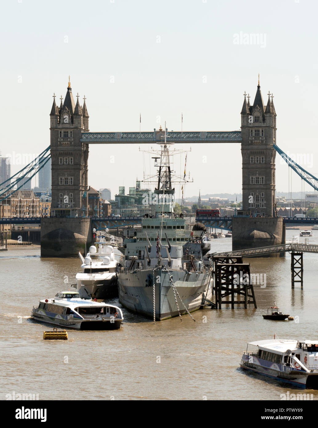 Navire de la Royal Navy le HMS Belfast amarré sur la Tamise en face du Tower Bridge, Londres, Angleterre. Banque D'Images
