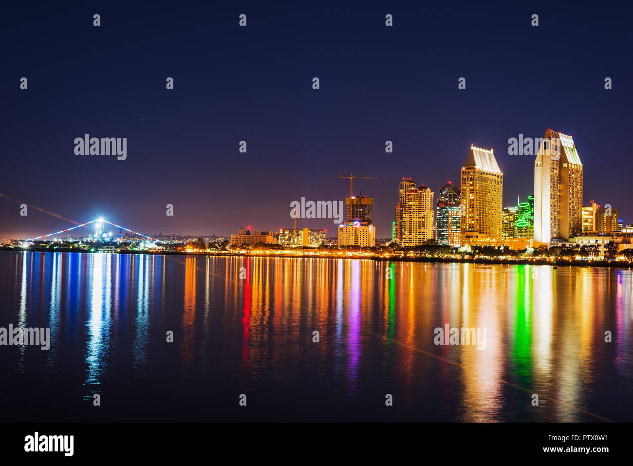 Le centre-ville de San Diego vu de Coronado Island dans la nuit. La Californie, USA Banque D'Images
