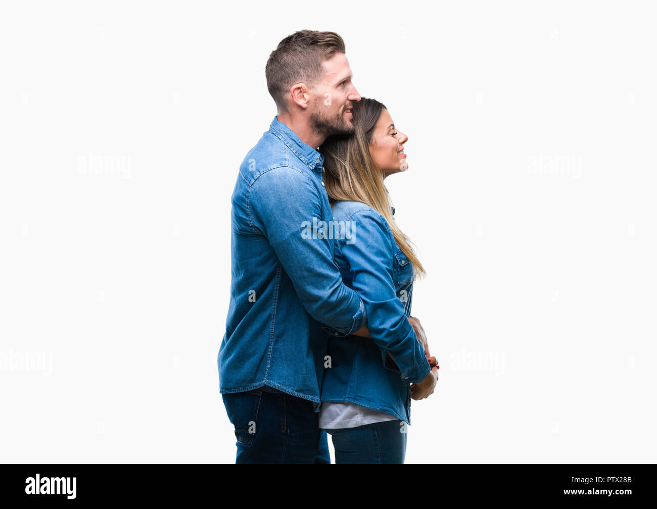 Jeune couple dans l'amour sur fond isolé à côté de beauté, posent avec profil visage naturel avec sourire confiant. Banque D'Images