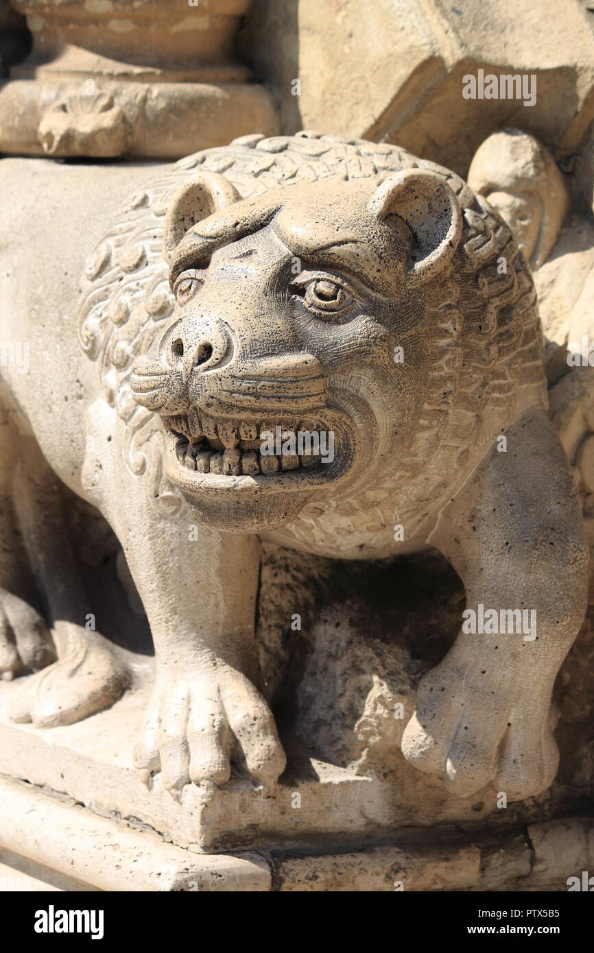 Statue de Lion à l'entrée de l'église de Jak à Budapest, Hongrie Banque D'Images Statue de Lion à l'entrée de l'église de Jak à Budapest, Hongrie Banque D'Images