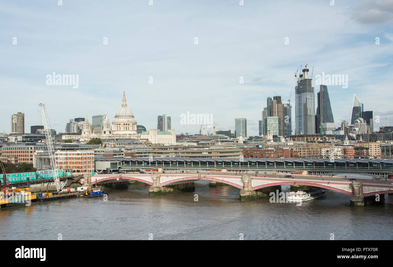 Blackfriars Bridge et le London Super sewer et toits de Londres, vu de l'Oxo Tower viewing Gallery, London, UK Banque D'Images