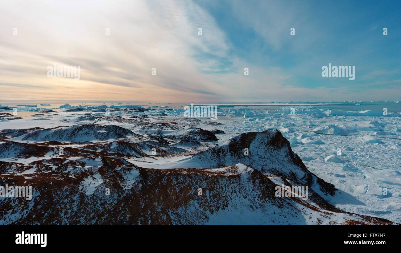 Panorama sur l'océan et les icebergs et de la glace sur l'eau en face de lui, le relief et les paysages , l'Antarctique jour, le coucher du soleil. Banque D'Images