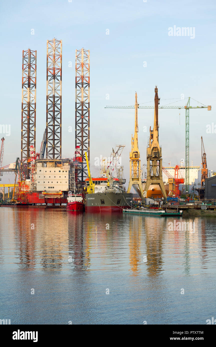 Plate-forme élévatrice battant pavillon Petrobaltic est en réparation dans Stocznia Gdanska Remontowa imienia Jozefa Pilsudskiego SA (Chantier Naval Remontowa) à Gdansk, Pologne. 6 octobre t Banque D'Images