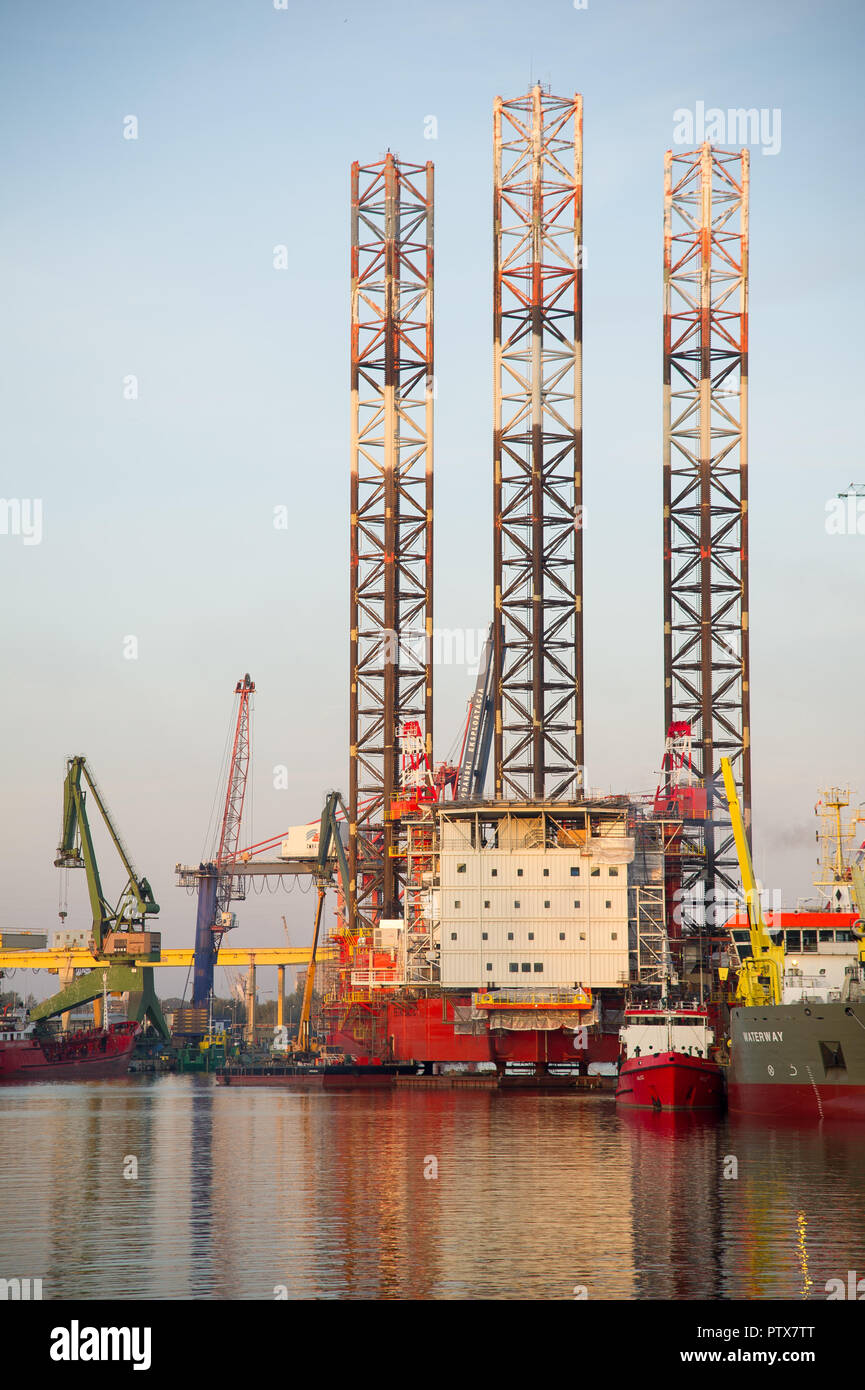 Plate-forme élévatrice battant pavillon Petrobaltic est en réparation dans Stocznia Gdanska Remontowa imienia Jozefa Pilsudskiego SA (Chantier Naval Remontowa) à Gdansk, Pologne. 6 octobre t Banque D'Images