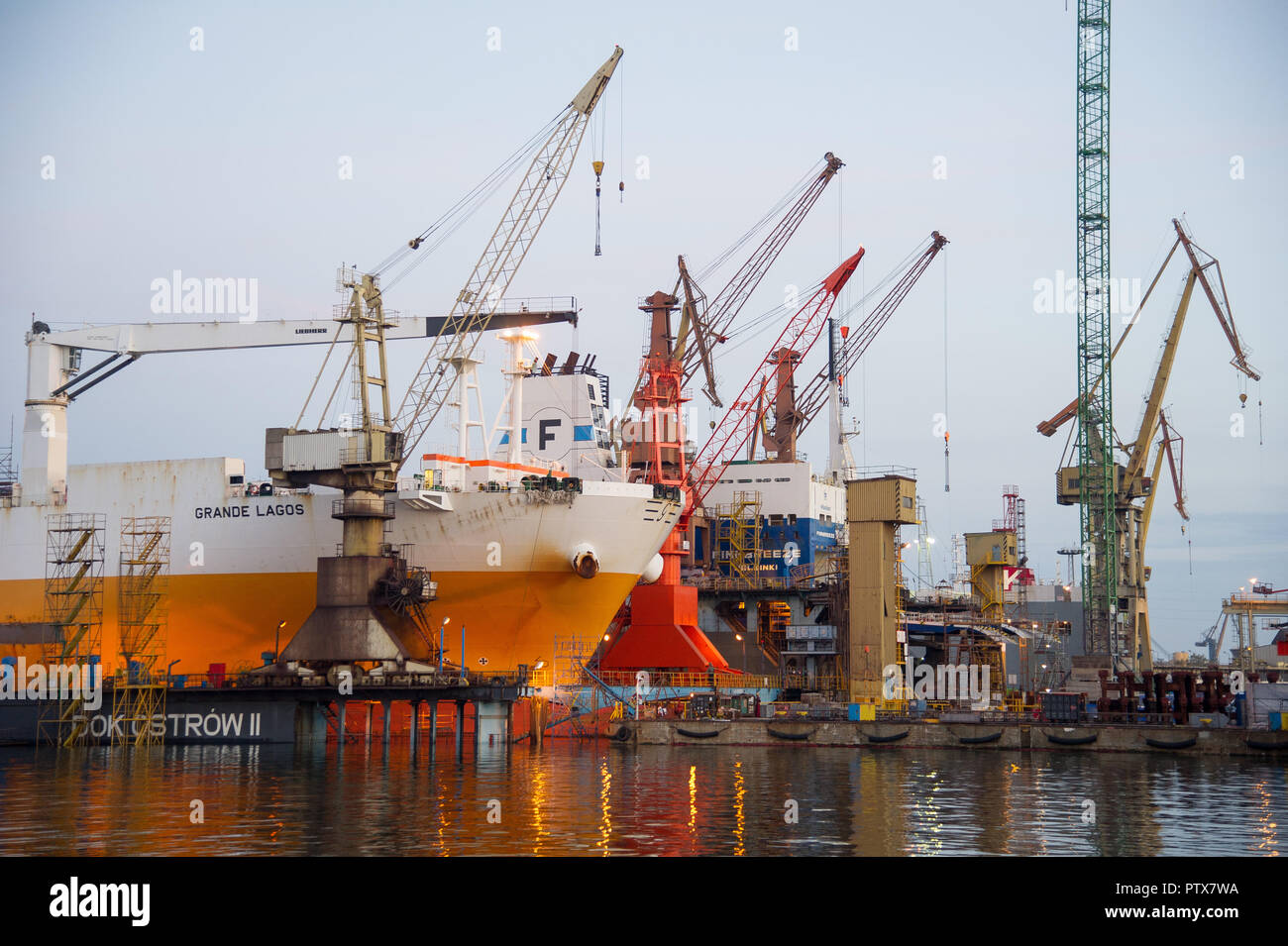 Les navires en réparation dans Stocznia Gdanska Remontowa imienia Jozefa Pilsudskiego SA (Chantier Naval Remontowa) à Gdansk, Pologne. 6 octobre 2018 © Wojciech St Banque D'Images