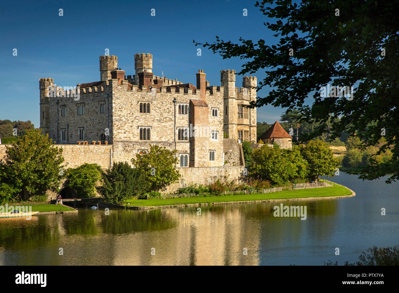 Maidstone, Kent, Royaume-Uni, Leeds Castle, sur l'île de défensive formée par la rivière Len Banque D'Images