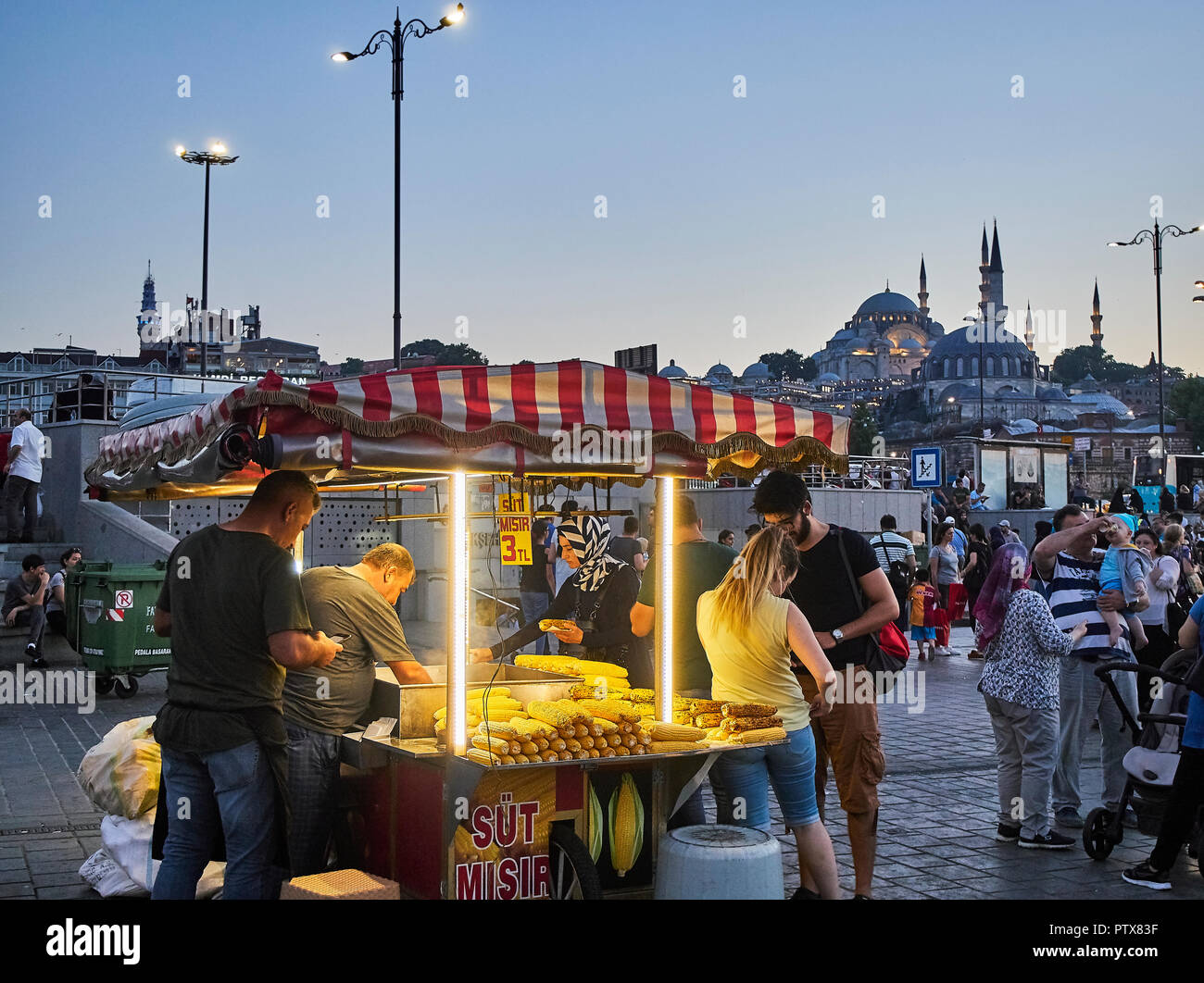 Istanbul, Turquie - le 7 juillet 2018. Blocage des épis de maïs dans une rue d'Eminonu, un ancien quartier d'Istanbul, Turquie, avec le Rustem Pasa Camii et Suleyma Banque D'Images