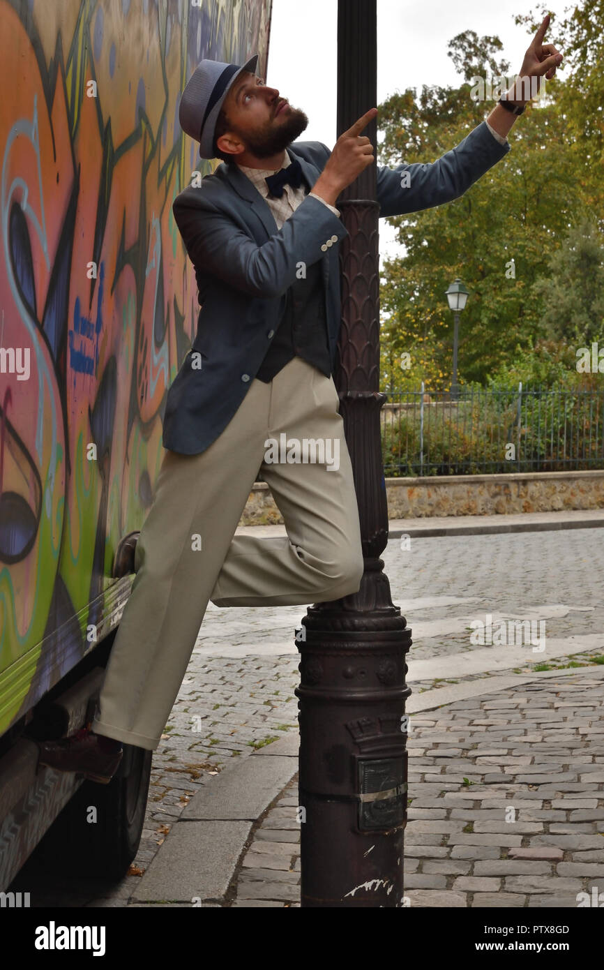 L'homme en face de la basilique à Montmartre Banque D'Images