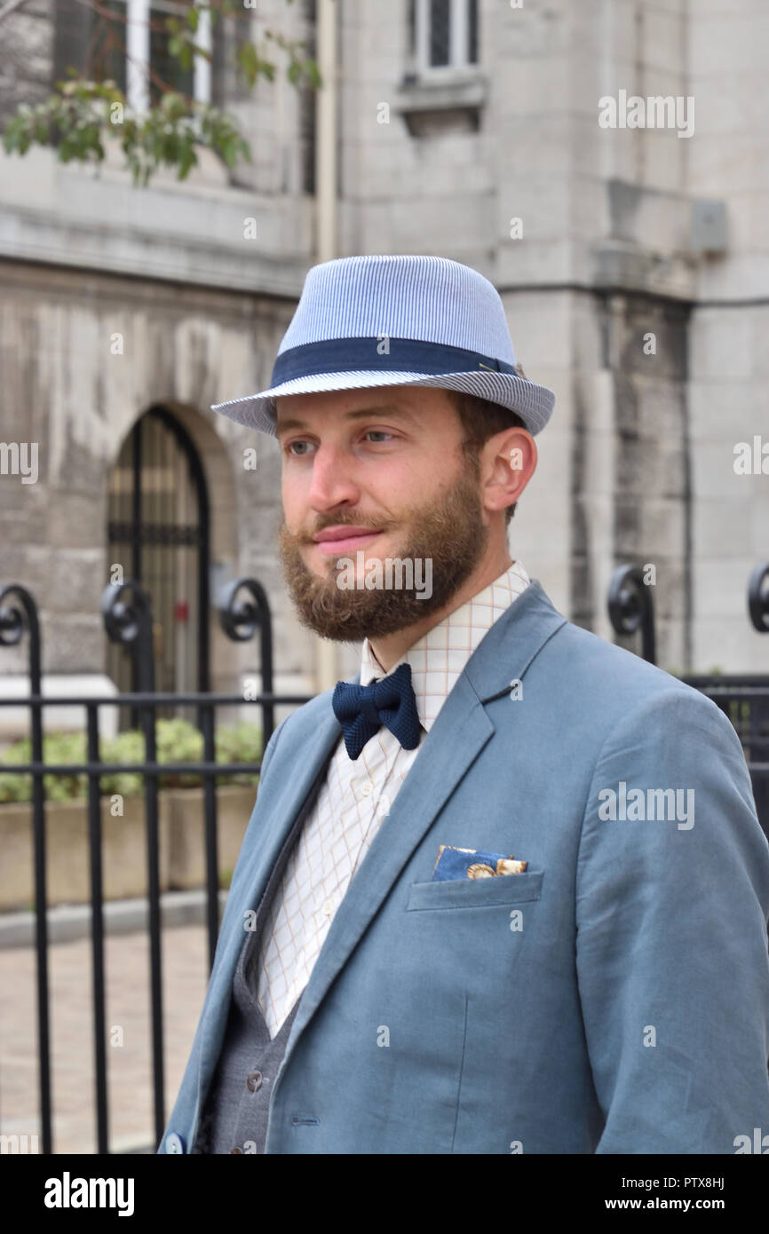 L'homme en face de la basilique à Montmartre Banque D'Images