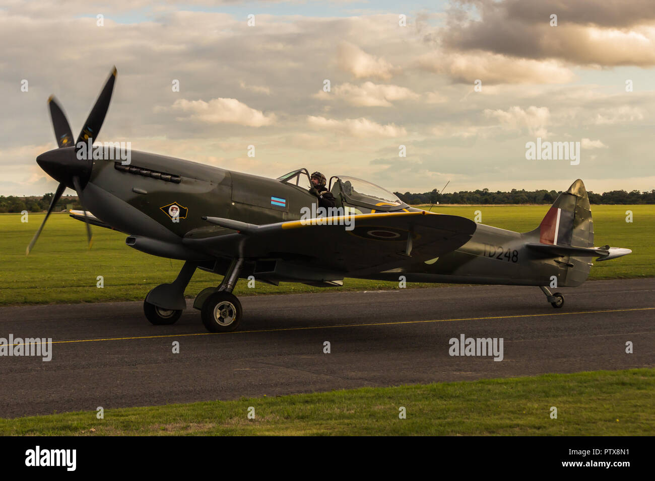 Juste Spitfire a atterri à l'Imperial War Museum de Duxford aérodrome Banque D'Images