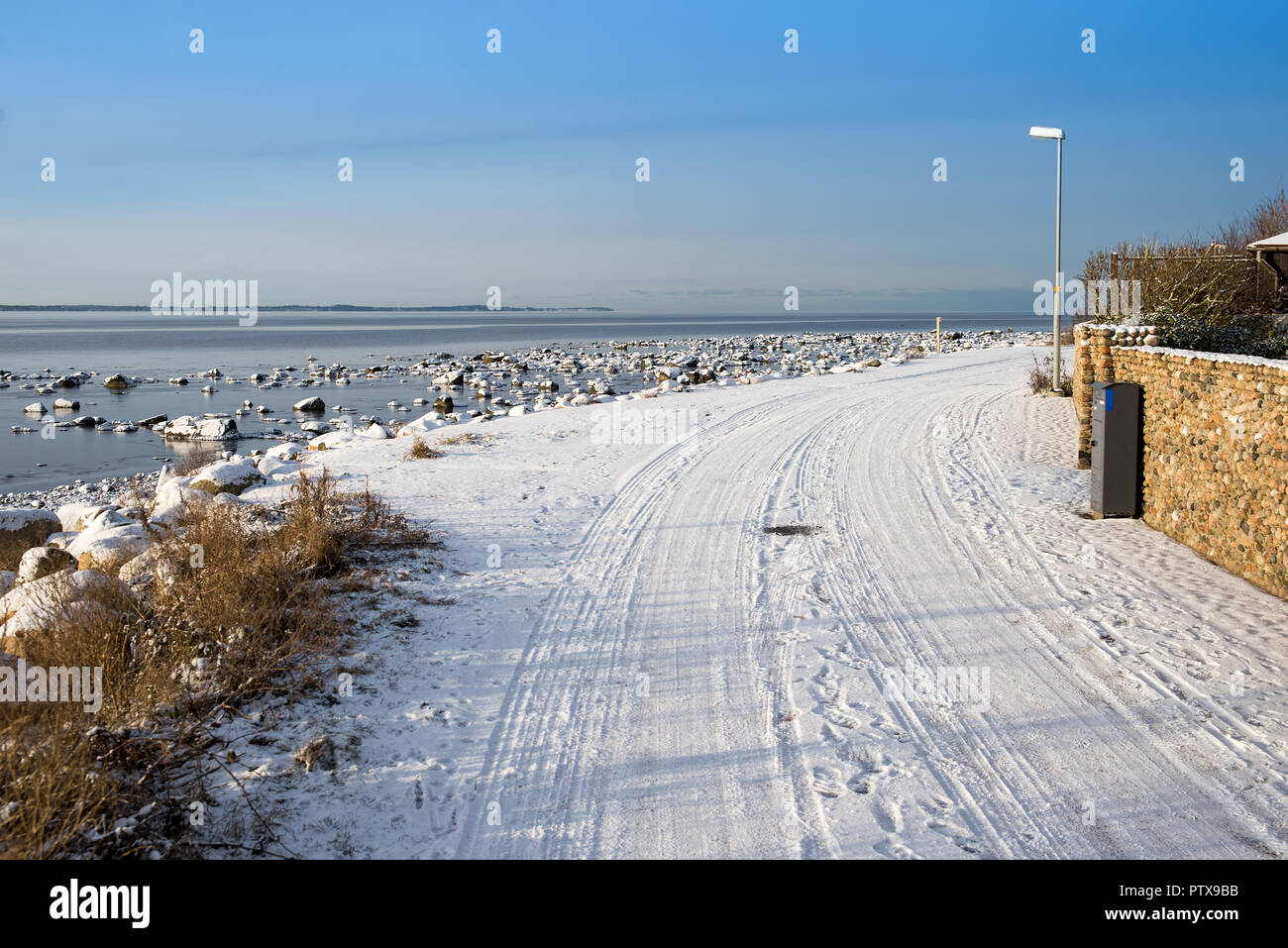 Route près de la mer en hiver en Suède Banque D'Images