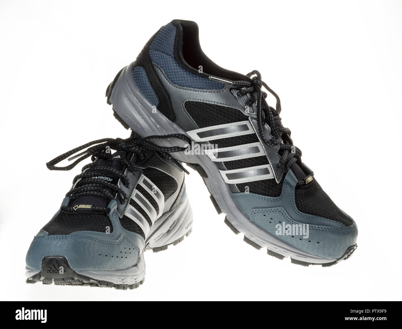 Istanbul, Turquie - le 29 janvier 2014 : nouvelle chaussures de course  Adidas prises au studio et isolé sur blanc Photo Stock - Alamy