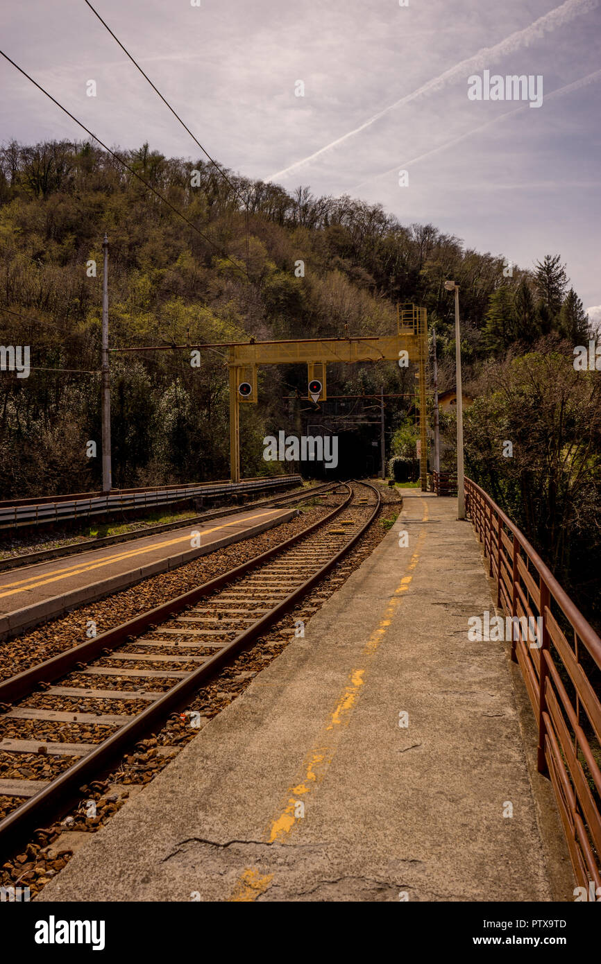 Menaggio, Italy-April 2, 2018 : la piste à la gare ferroviaire de varenna menant dans un tunnel Banque D'Images