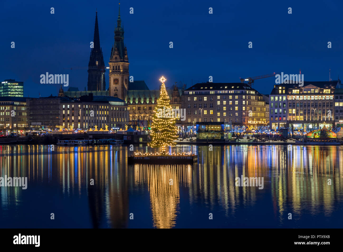 Vue depuis le pont Lombardsbrücke (Lombards) de l'hôtel de ville et église Saint Nicolas en hiver, Hambourg, Allemagne, Europe Banque D'Images