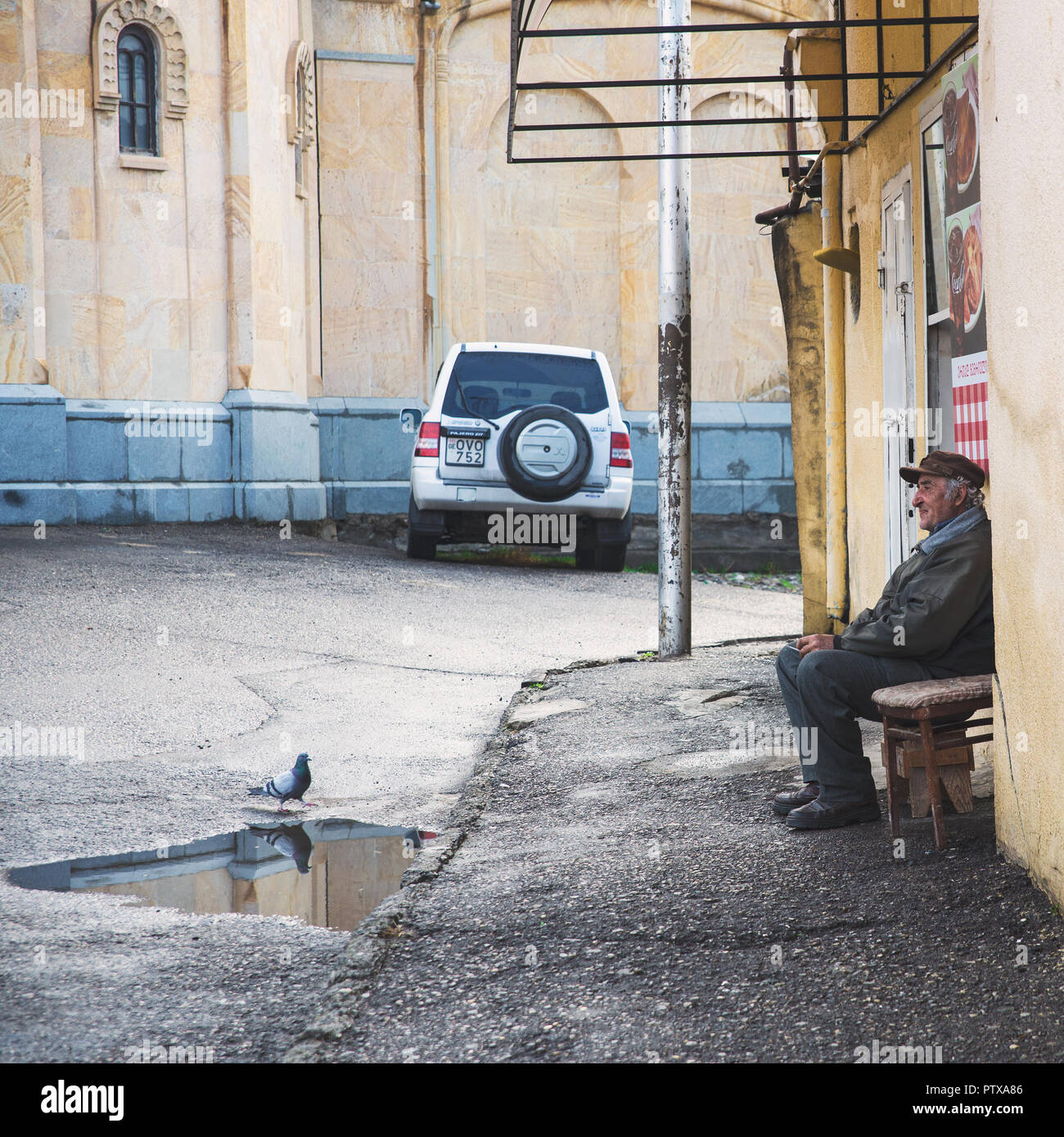 Tbilissi, Géorgie - mars 5, 2016 : Vieil homme assis sur un banc de repos dans la vieille ville. Le 5 mars 2016. Tbilissi, Géorgie. Banque D'Images