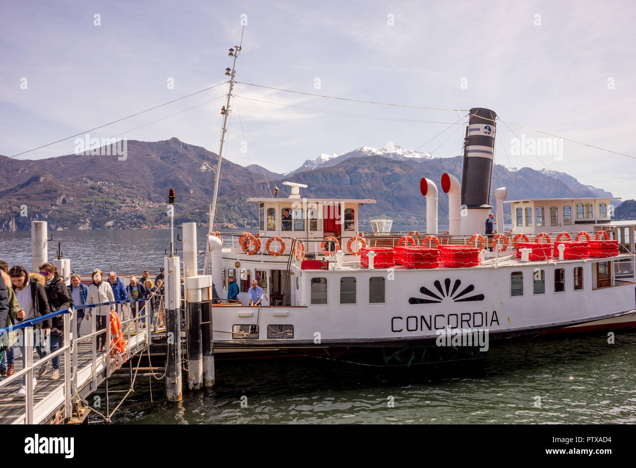 Menaggio, Italy-April 2, 2018 Concordia : ferry boat sur le lac de Côme le transport de personnes sur la montagne en arrière-plan Banque D'Images