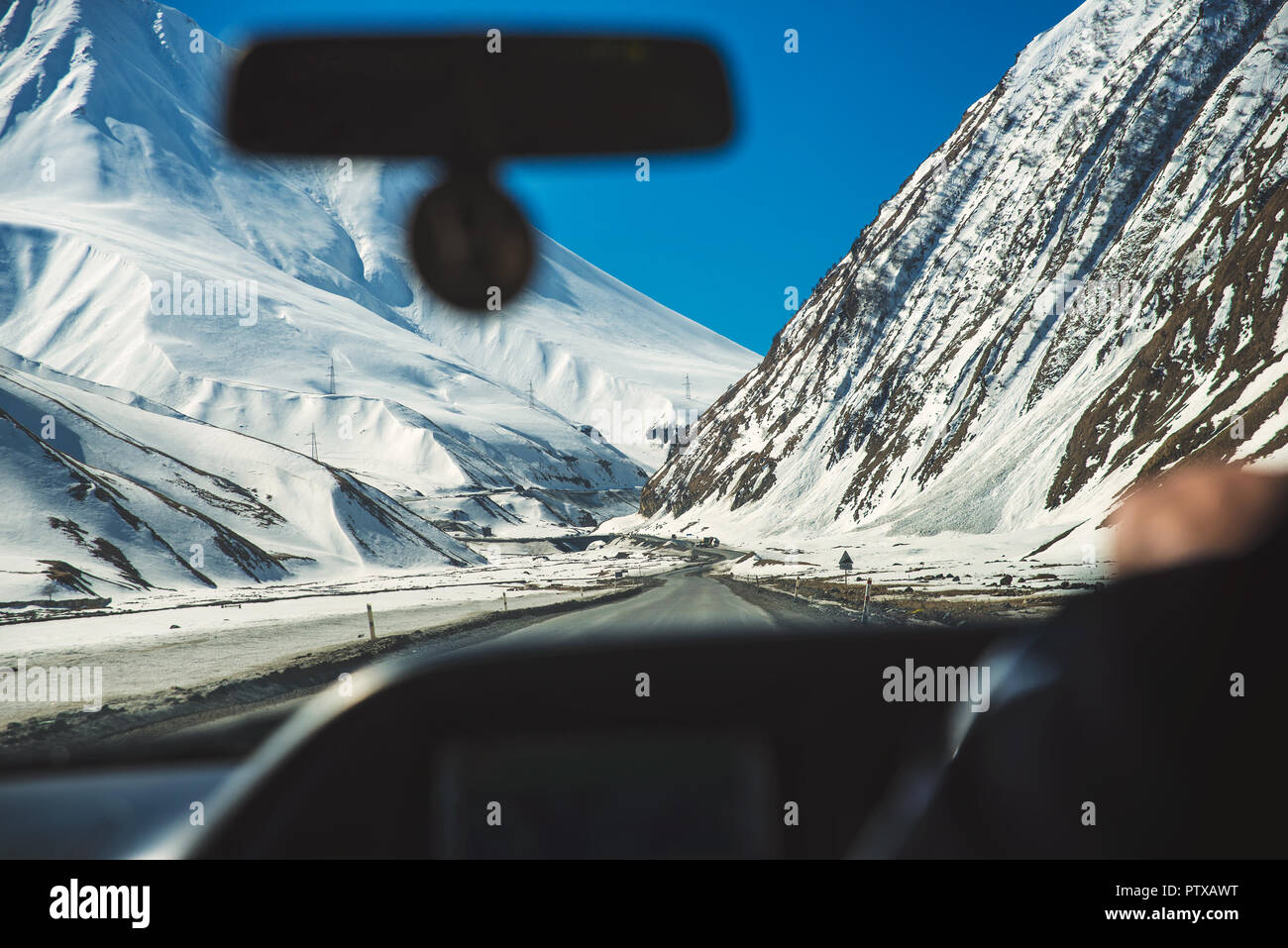 Vue depuis la voiture sur une route de montagne dans les montagnes du Caucase Banque D'Images
