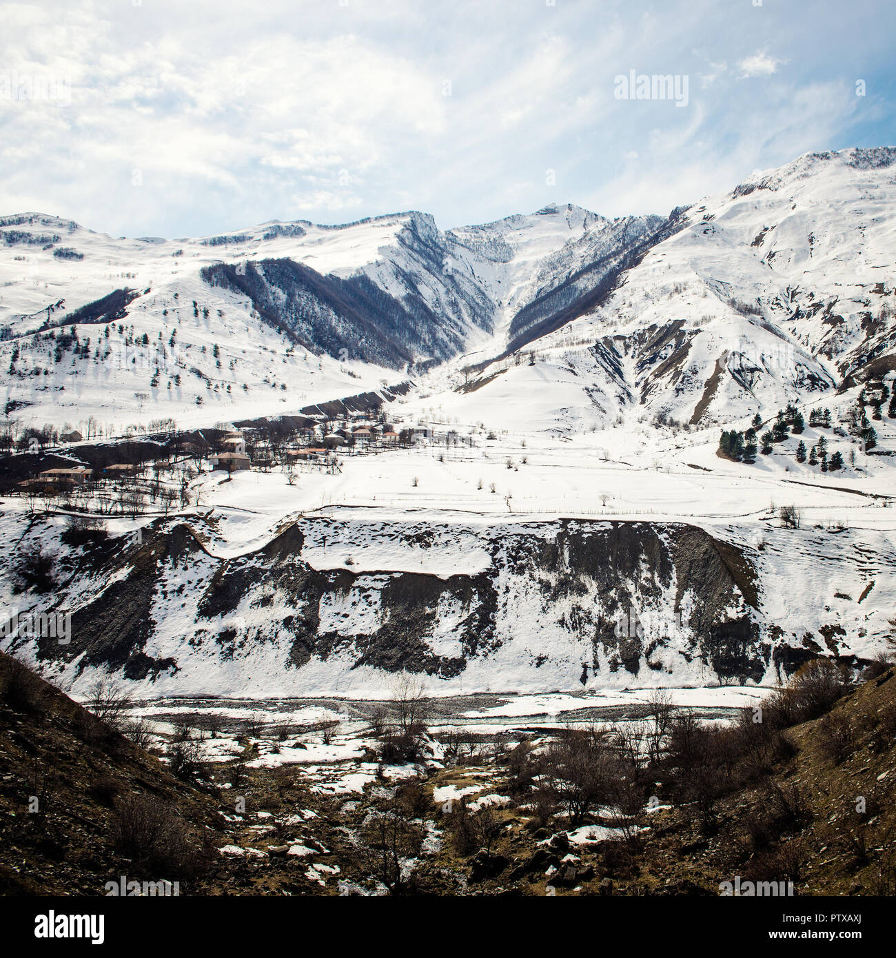 Vue depuis la route militaire de la montagnes du Caucase Banque D'Images