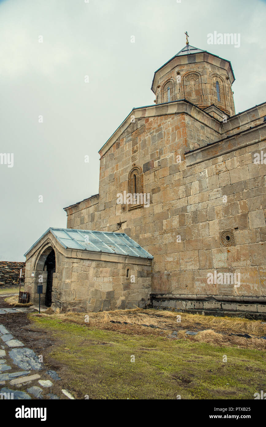 L'église de trinité Gergeti dans les montagnes du Caucase Banque D'Images