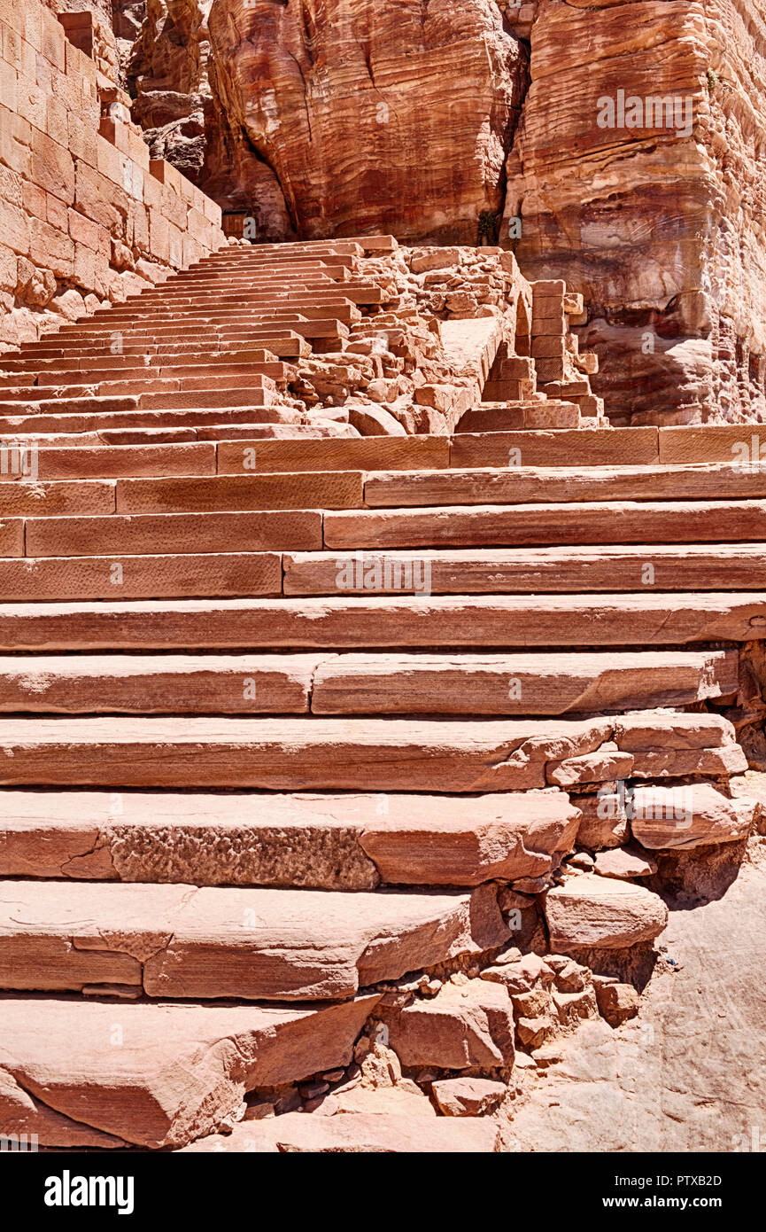 Une longue série de grès rouge marches conduit à l'Urne tombe dans les tombes royales de Petra en Jordanie. Banque D'Images
