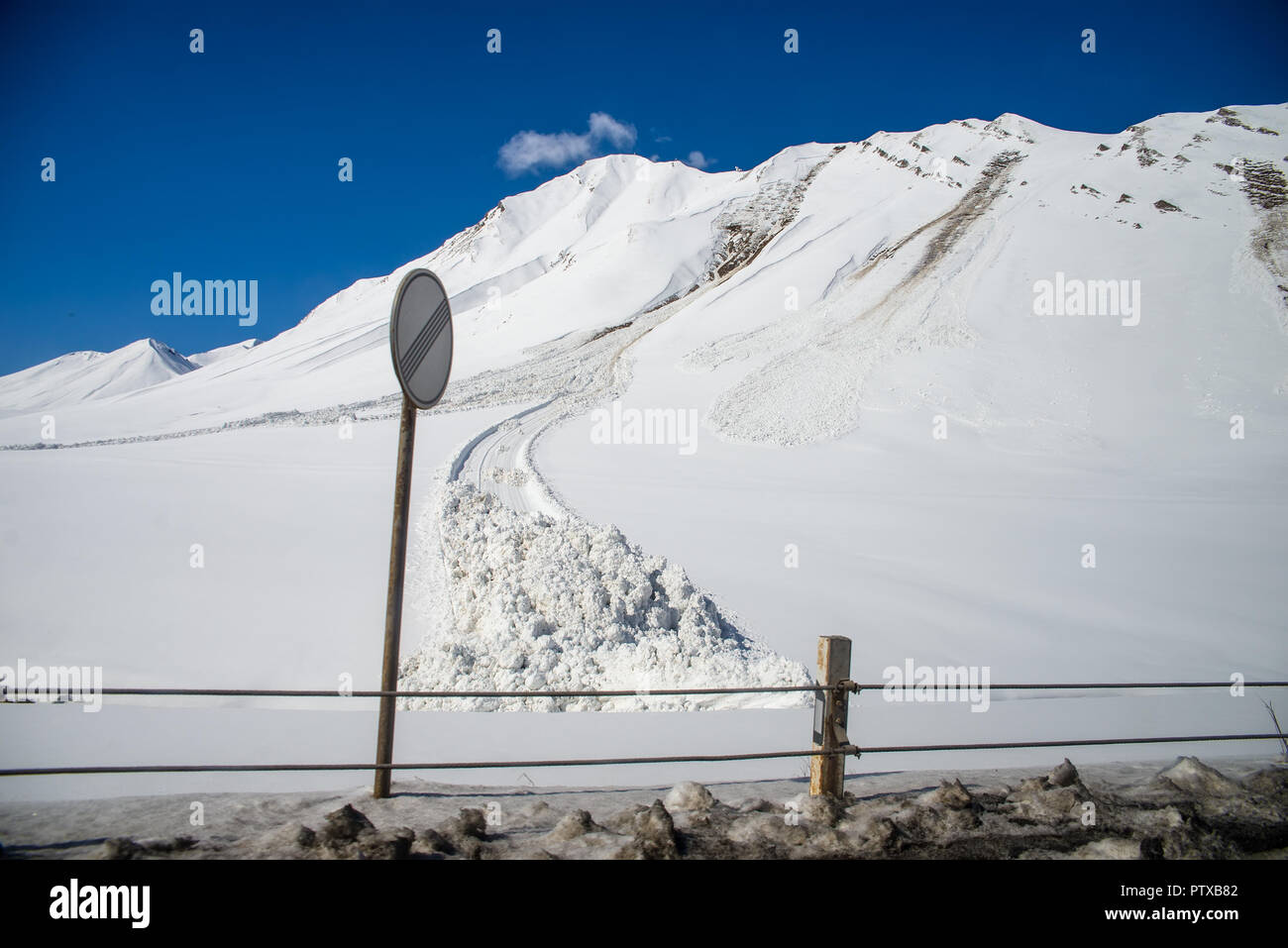 Près de la route d'avalanche dans les montagnes du Caucase Banque D'Images