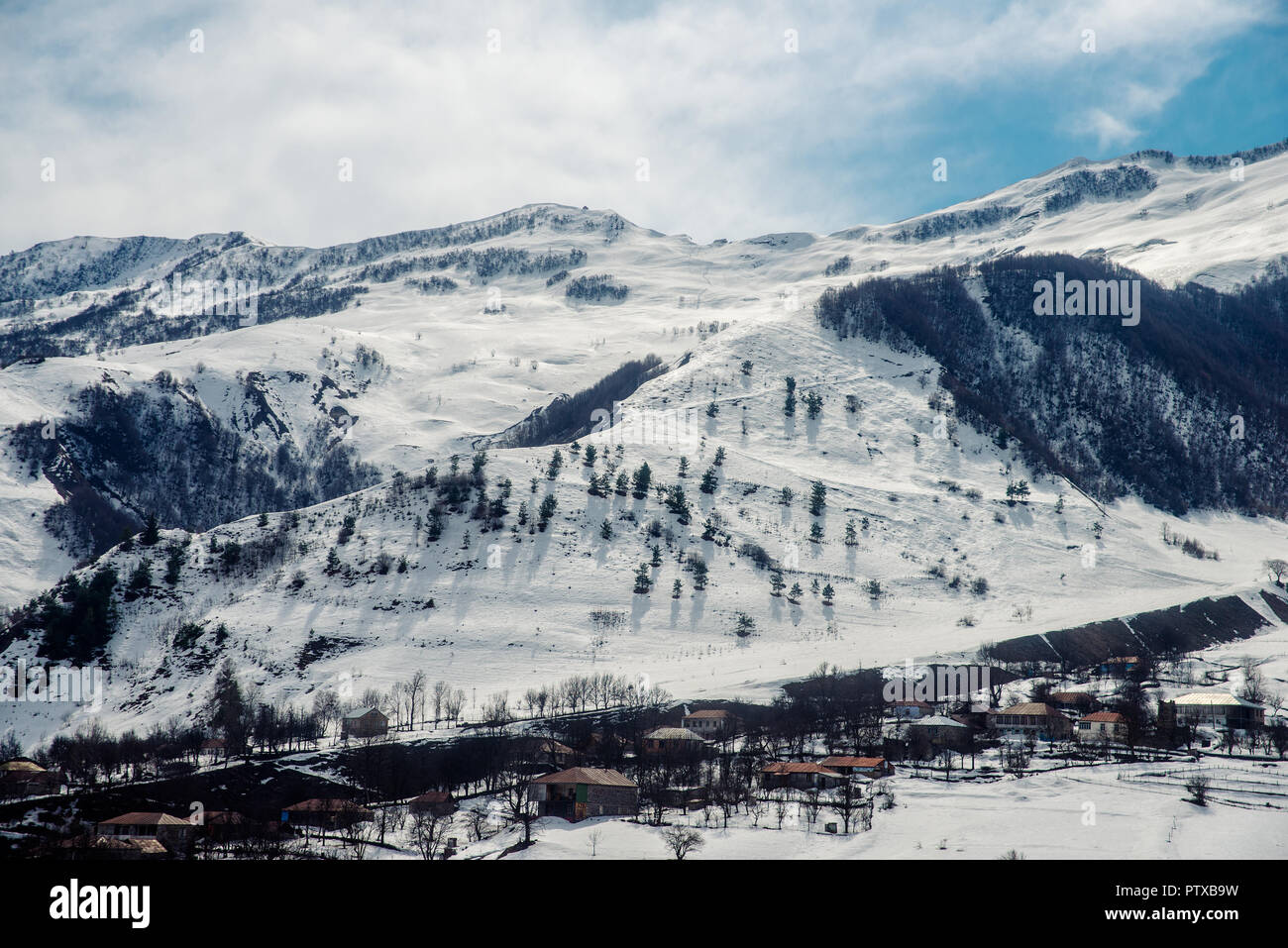 Vue depuis la route militaire de la montagnes du Caucase Banque D'Images