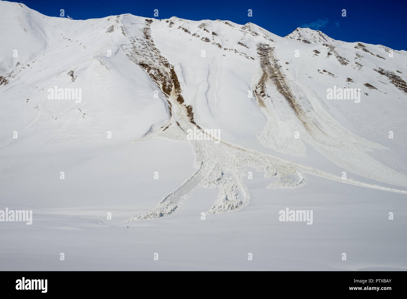 Près de la route d'avalanche dans les montagnes du Caucase Banque D'Images