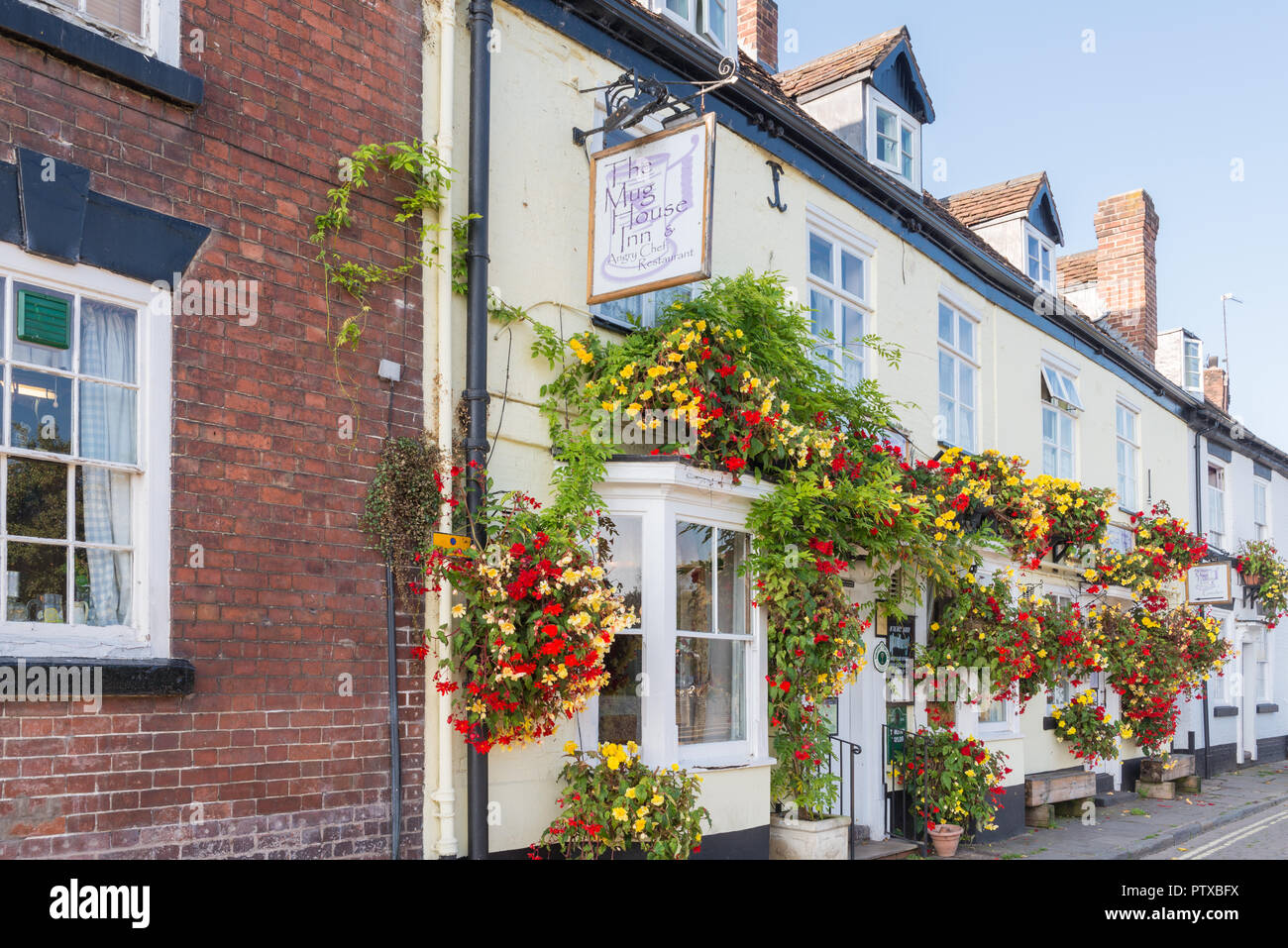 Le Mug House Inn sur la rive de la rivière Severn à Bewdley, Worcestershire avec des paniers suspendus Banque D'Images