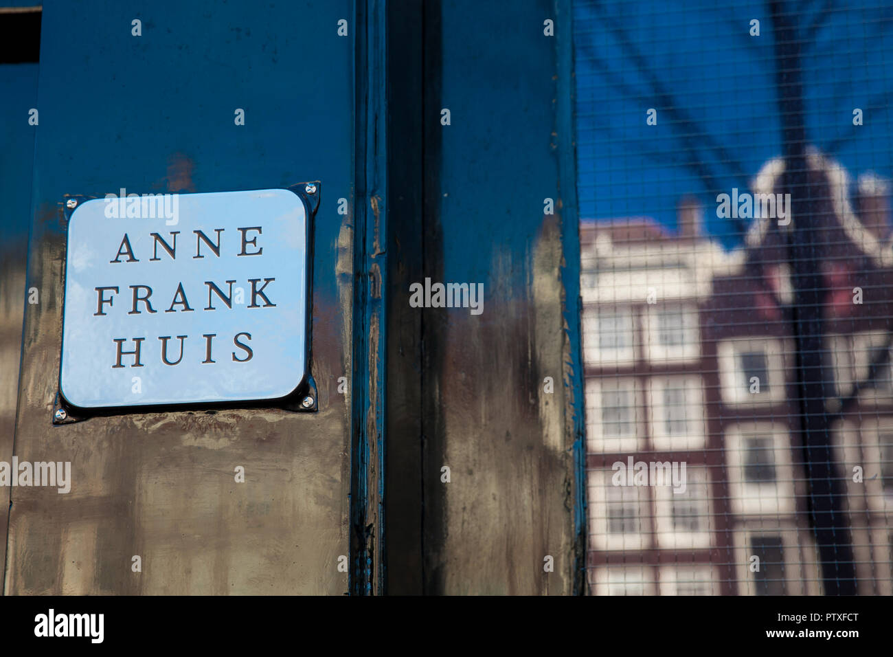 Porte de la maison d'Anne Frank situé dans le vieux quartier central à Amsterdam Banque D'Images