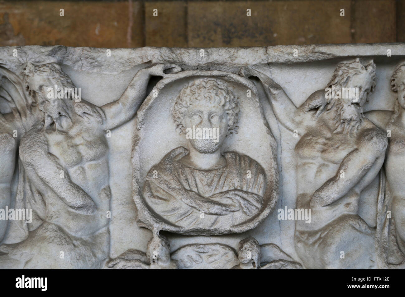 L'Italie. Pise. CampoSanto. Sarcophage romain. Buste du défunt et scène de thiasos marin. 3e 100. CE. En. Banque D'Images