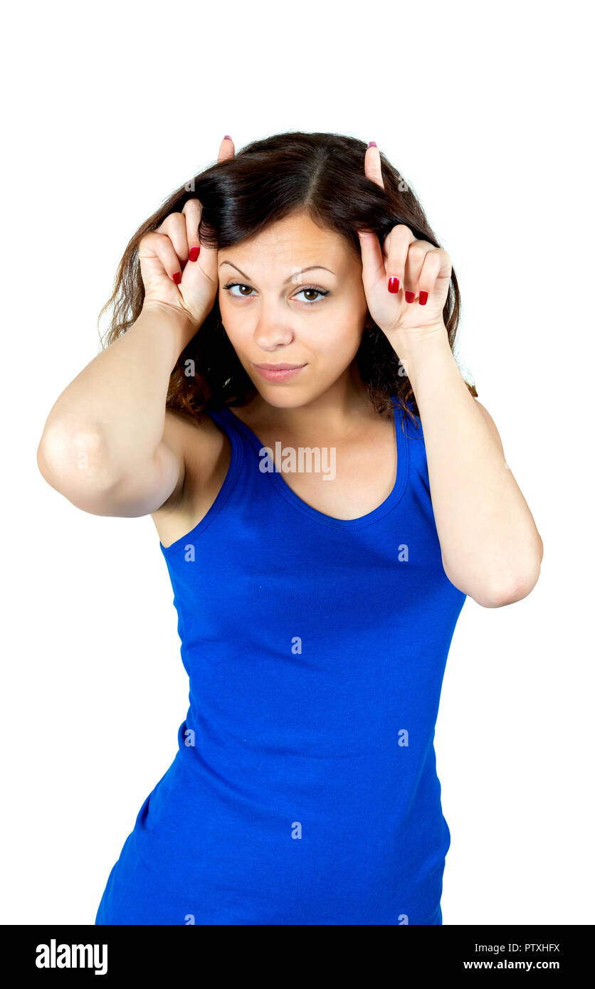 Une jeune femme espiègle présente des cornes. Isolée sur fond blanc Banque D'Images