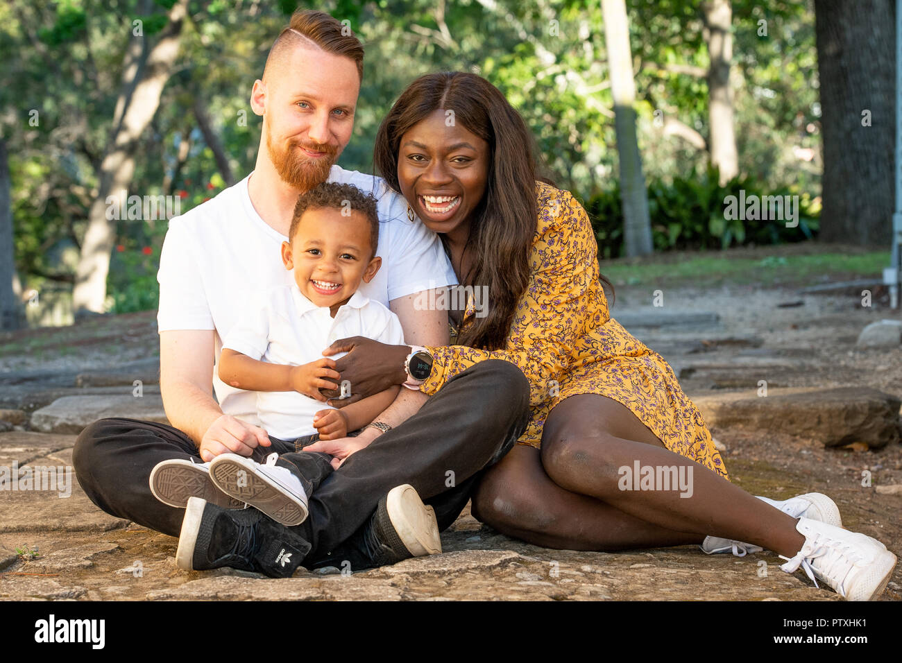 Photoshoot familial multiracial dans un parc Banque D'Images