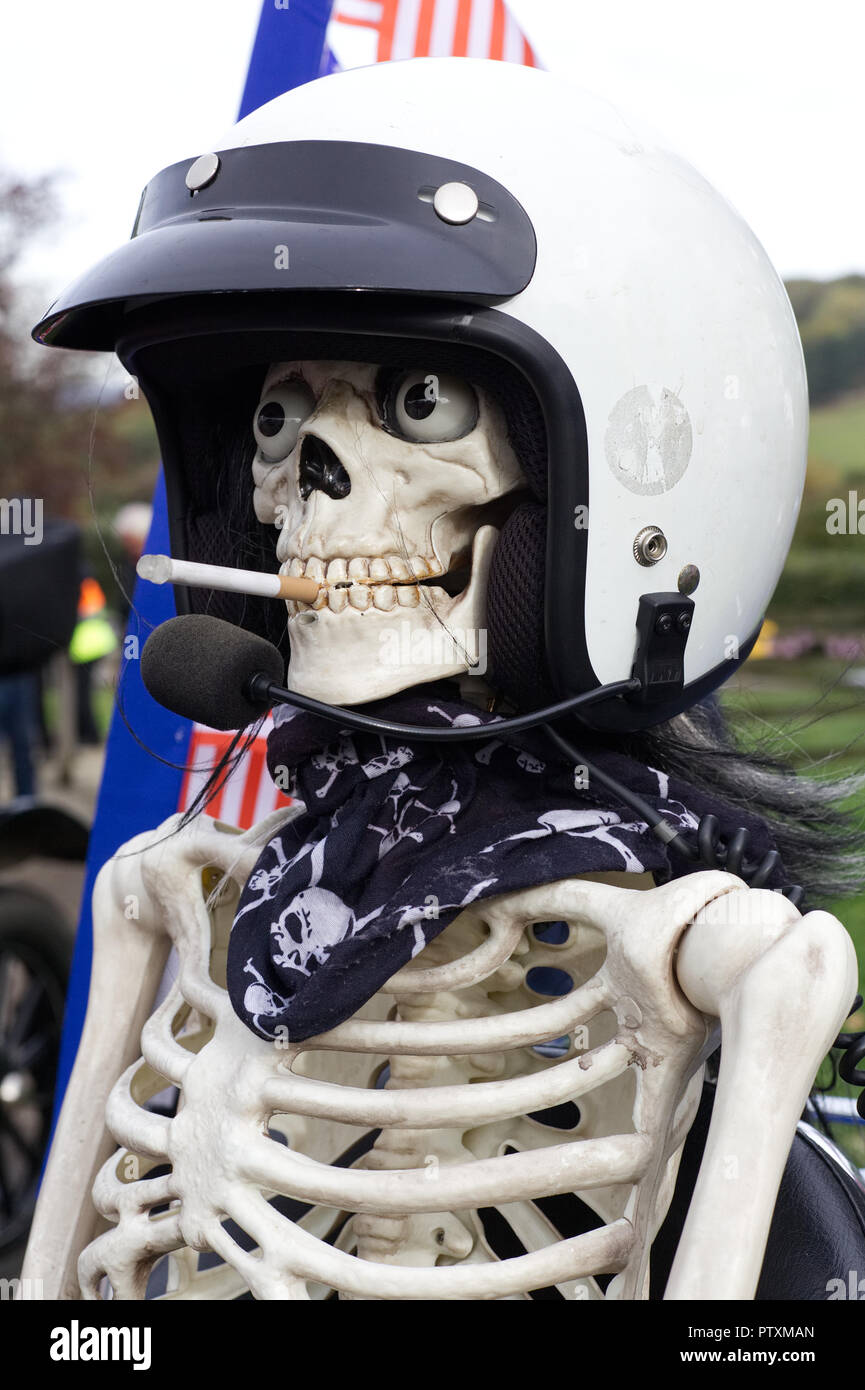 Skeleton on a motorcycle Banque de photographies et d'images à haute  résolution - Alamy