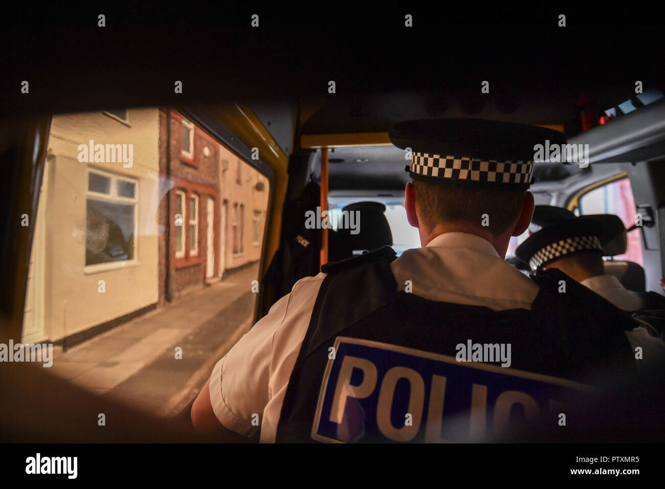 Surintendant Matt Boyle donne d'une patrouille van fenêtre comme agents de la Police de Merseyside effectuer une opération de recherche et d'arrêt en Bootle, Liverpool Banque D'Images