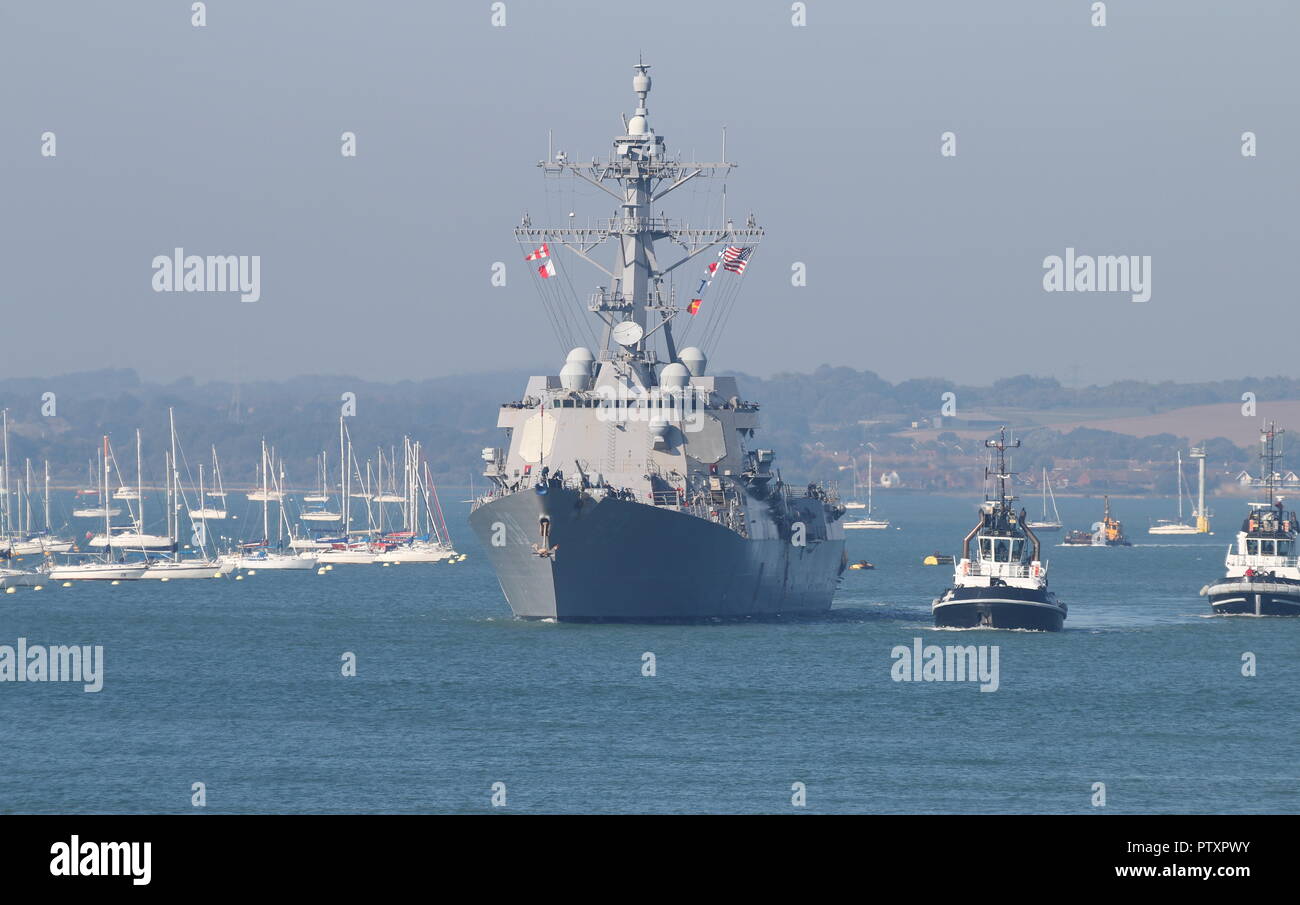 USS Farragut, un destroyer lance-missiles, quitte Portsmouth, Royaume-Uni, 10 octobre 2018 pour rejoindre le porte-avions USS Harry S Truman sur l'exercice de l'OTAN Banque D'Images