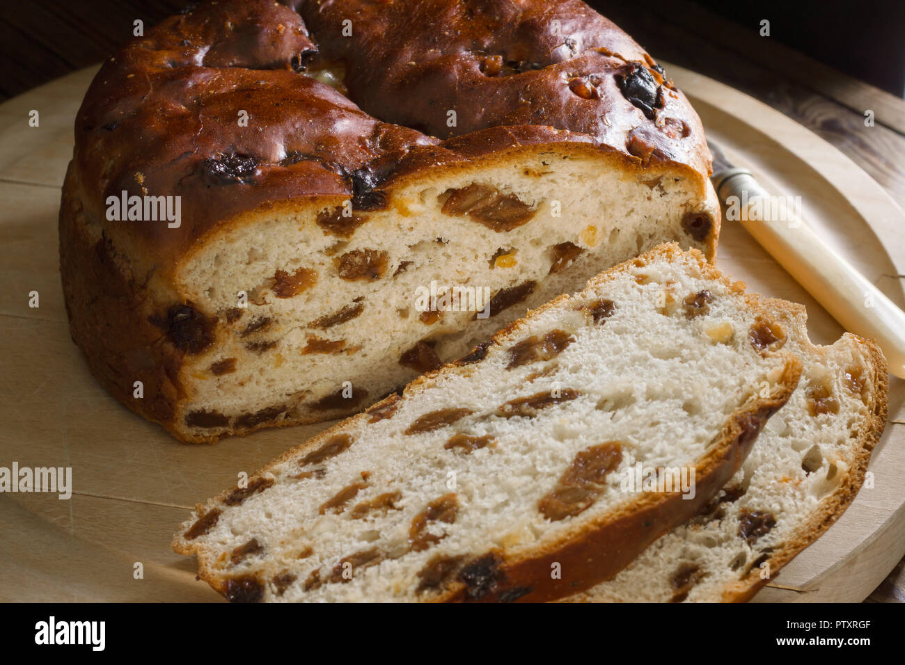 Bairin breac Barmbrack ou un pain fait avec des fruits et des raisins secs sultanines sert souvent pour prendre le thé au beurre Banque D'Images