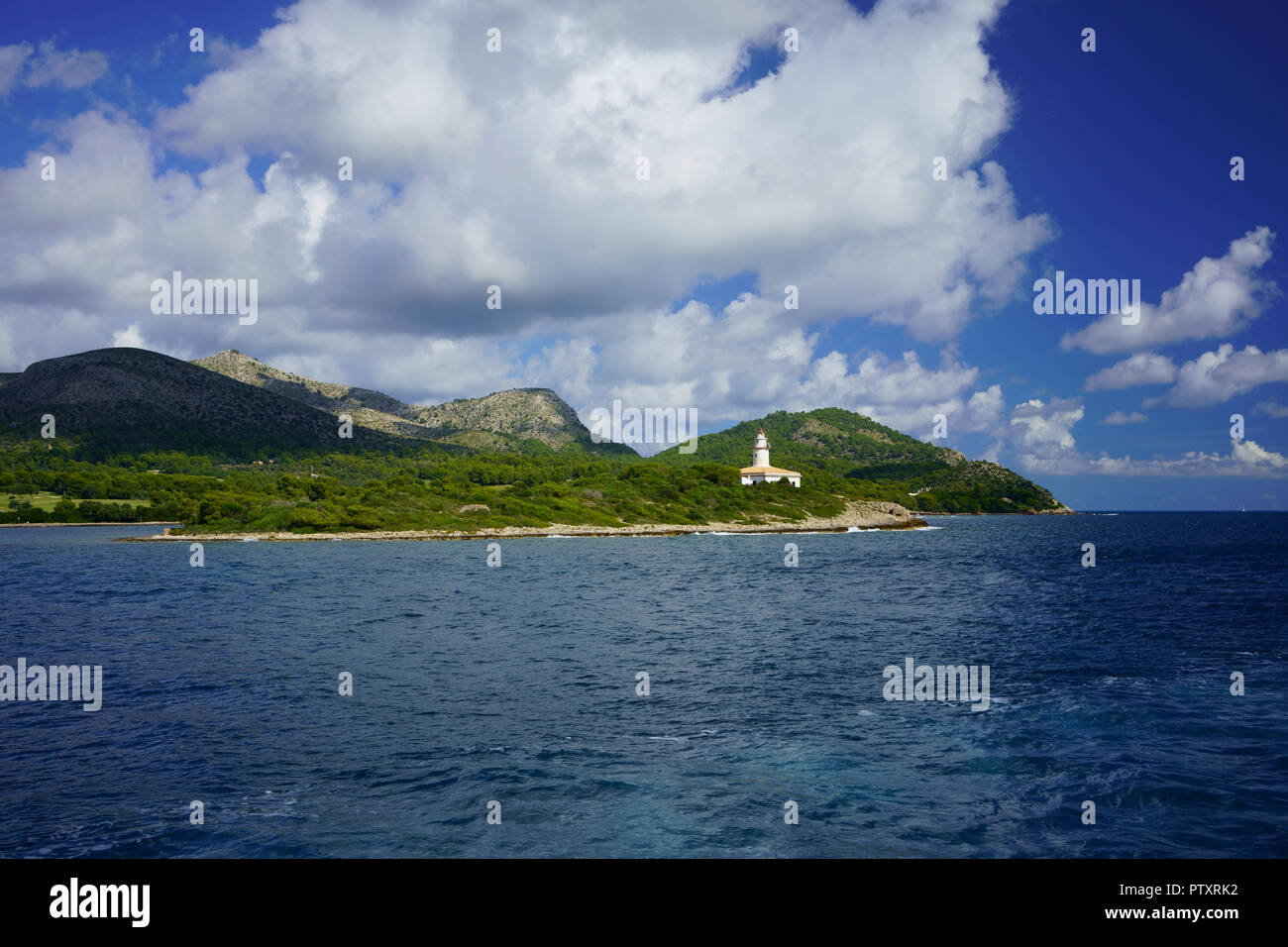 Phare d'Alcanada près de Port d'Alcudia, la baie d'Alcudia, Majorque, Iles Baléares, Espagne. Banque D'Images