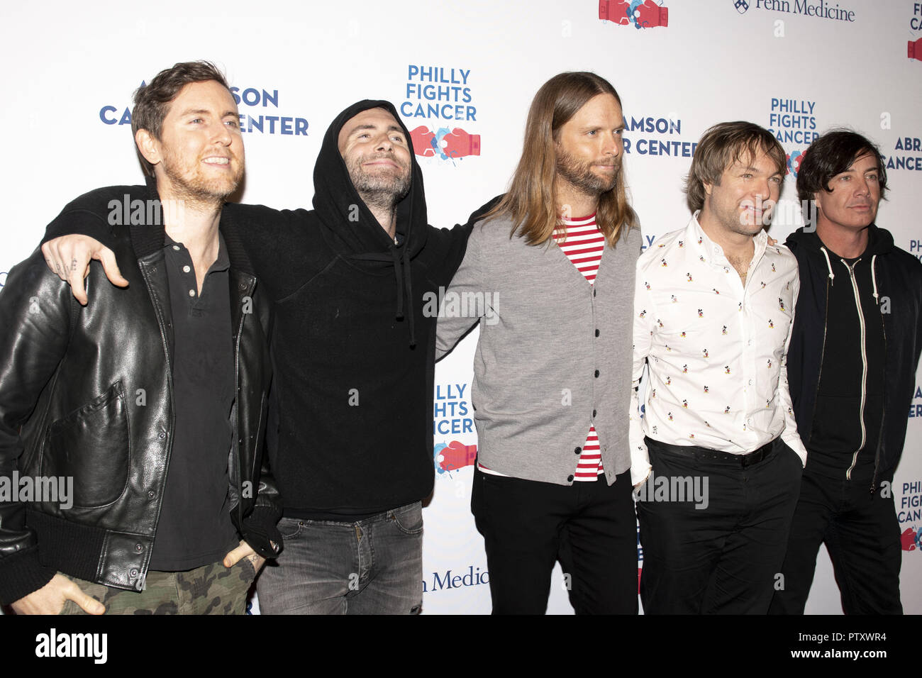 Philadelphie, Pennsylvanie, USA. 10 Nov, 2018. Les gagnants des prix Grammy, Maroon 5, à Philly Fights Cancer Journée 4 événement de collecte de fonds La mission de Philly Fights Cancer est d'attirer l'attention, de sensibilisation et de financement pour soutenir la recherche d'essais cliniques et de transition à l'Abramson Cancer Center de l'Université de Pennsylvanie l'événement de collecte de fonds a eu lieu lors de l'historique Philadelphia Navy Yard à Philadelphie PA Credit : Ricky Fitchett/ZUMA/Alamy Fil Live News Banque D'Images