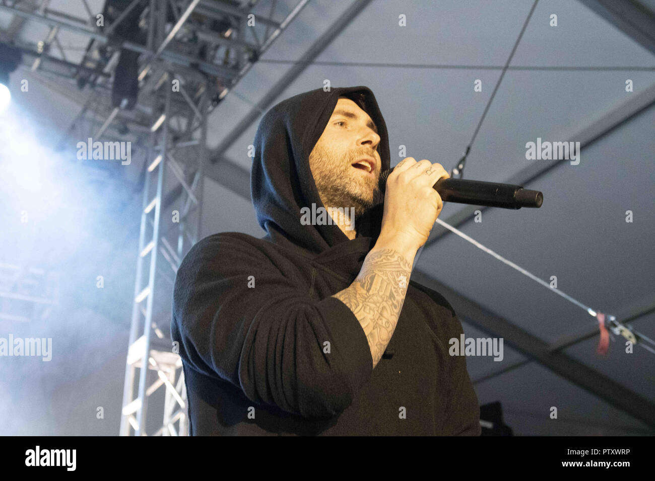 Philadelphie, Pennsylvanie, USA. 10 Nov, 2018. Les gagnants des prix Grammy, Maroon 5, l'exécution au Philly Fights Cancer Journée 4 événement de collecte de fonds La mission de Philly Fights Cancer est d'attirer l'attention, de sensibilisation et de financement pour soutenir la recherche d'essais cliniques et de transition à l'Abramson Cancer Center de l'Université de Pennsylvanie l'événement de collecte de fonds a eu lieu lors de l'historique Philadelphia Navy Yard à Philadelphie PA Credit : Ricky Fitchett/ZUMA/Alamy Fil Live News Banque D'Images