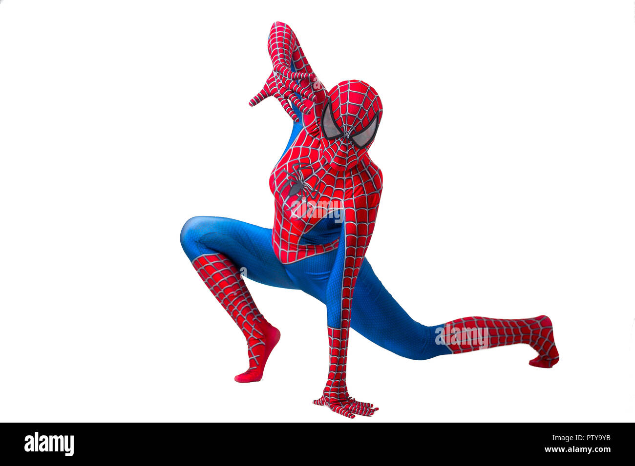 Central, Hong Kong - 19 août 2018 : Un homme le célèbre cosplay personnage Marvel - Spiderman et se faisant passer pour prendre des photos. Banque D'Images Central, Hong Kong - 19 août 2018 : Un homme le célèbre cosplay personnage Marvel - Spiderman et se faisant passer pour prendre des photos. Banque D'Images