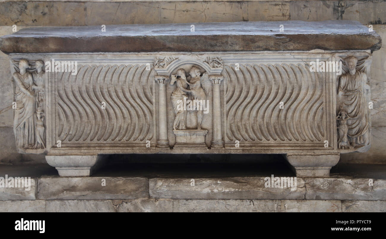 Sarcophage romain avec strigilated ornementation. Eros et Pyche, dans le centre et des portraits du défunt sur le coin. 3e ch. AD. Banque D'Images