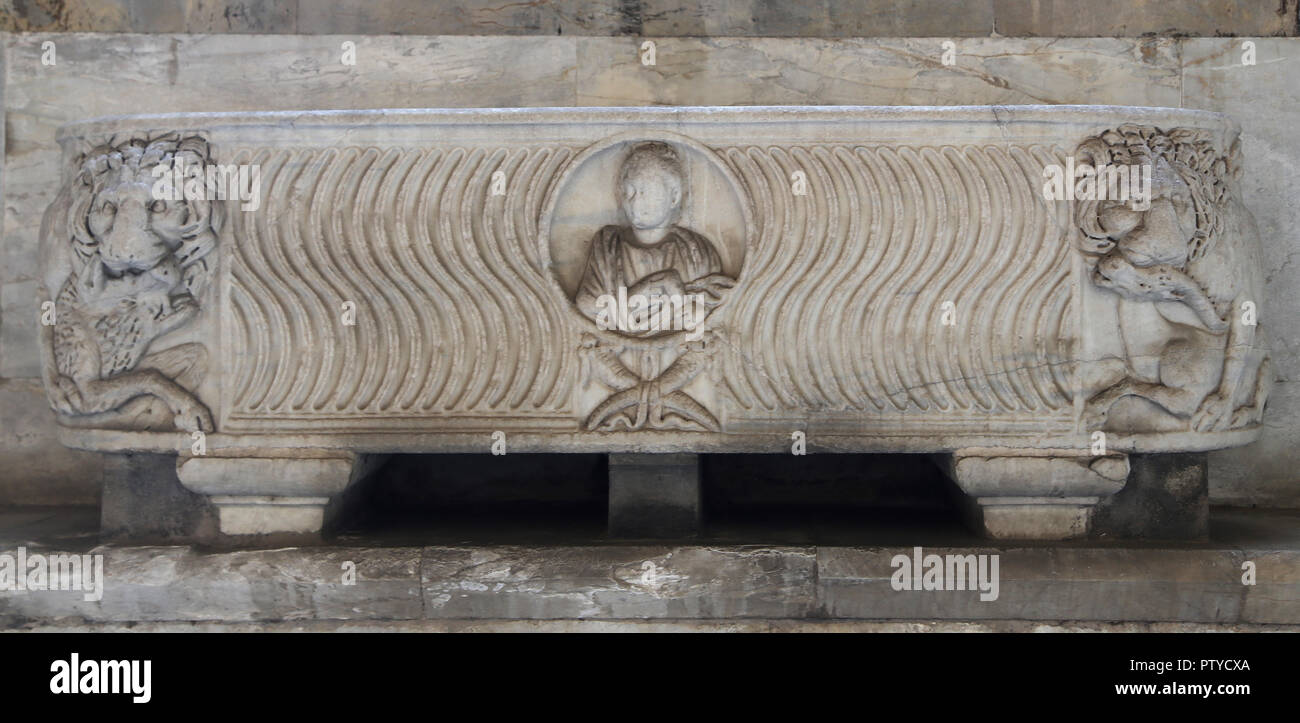 L'Italie. Pise. Camposanto. Époque Romaine. Sarcophage avec strigilated ornement, lions et des clipeus (portrait d'une personne décédée). Banque D'Images