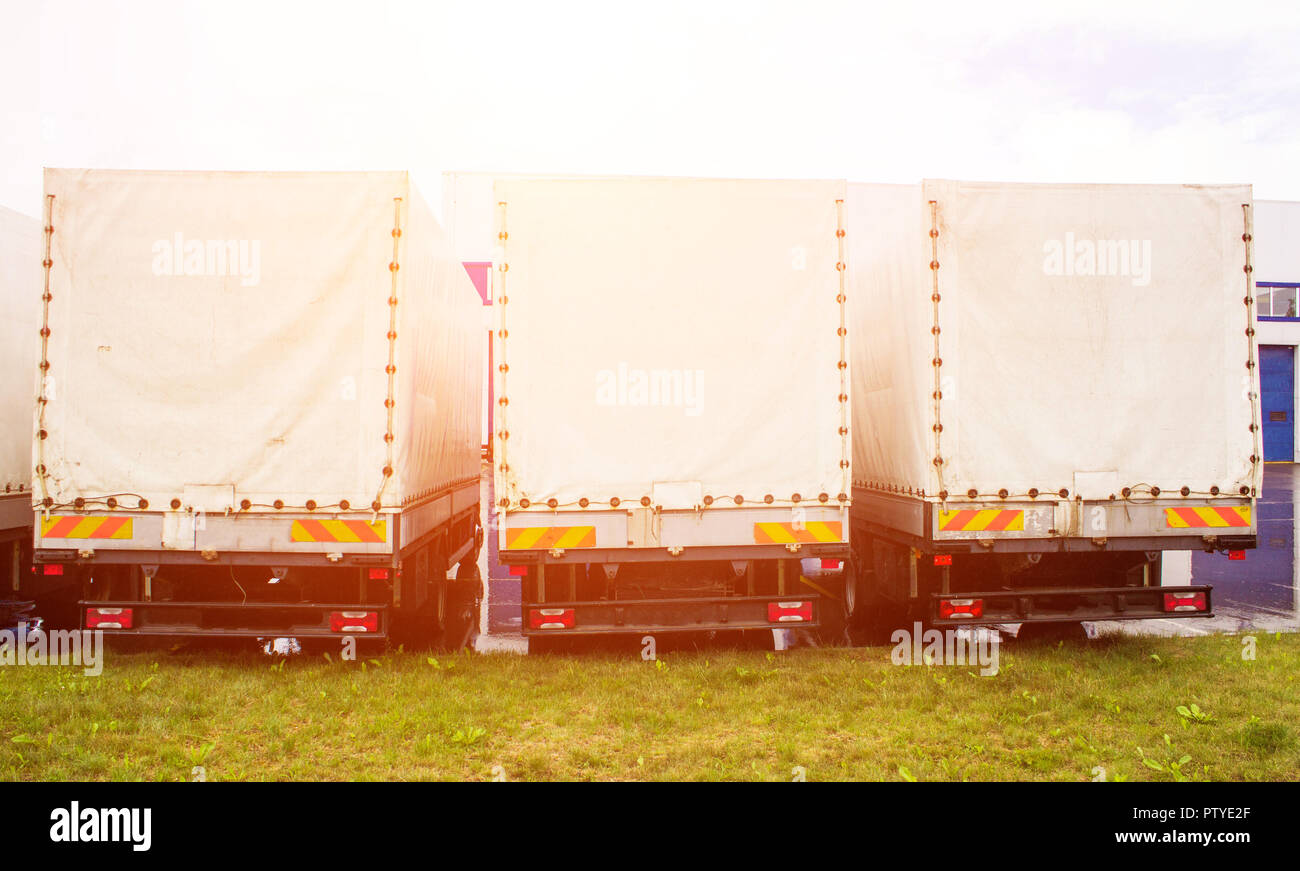 Freight Cars se tenir dans une ligne, vue arrière, l'industrie du camionnage et sun, le camionnage Banque D'Images