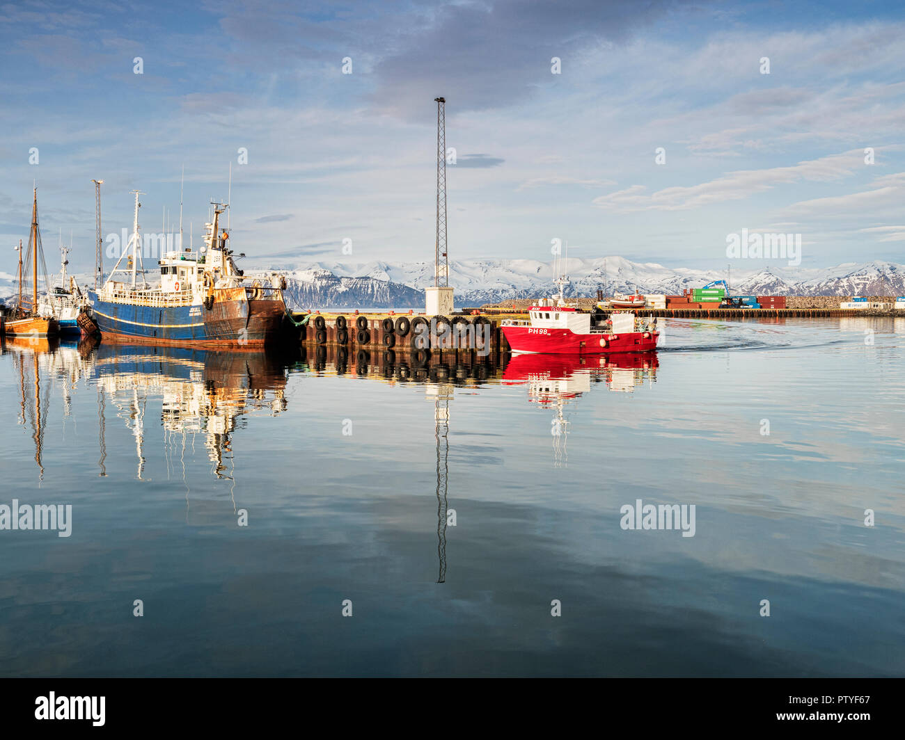 13 avril 2014:Husavik Islande du Nord - Le port et les bateaux de pêche sur une belle matinée de printemps. Banque D'Images