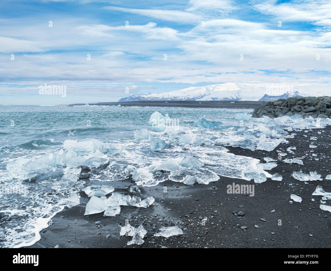 Plage du diamant, le sud de l'Islande, où la glace de Jokulsarlon Glacial Lagoon est déposé sur le sable noir volcanique. Banque D'Images Plage du diamant, le sud de l'Islande, où la glace de Jokulsarlon Glacial Lagoon est déposé sur le sable noir volcanique. Banque D'Images