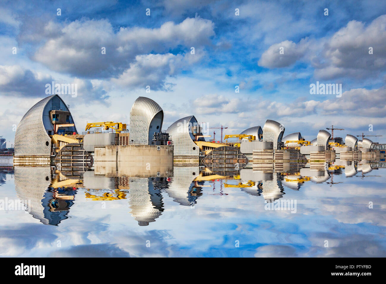 5 mars 2015 : Londres, UK - Thames Barrier reflète dans la Tamise. Banque D'Images