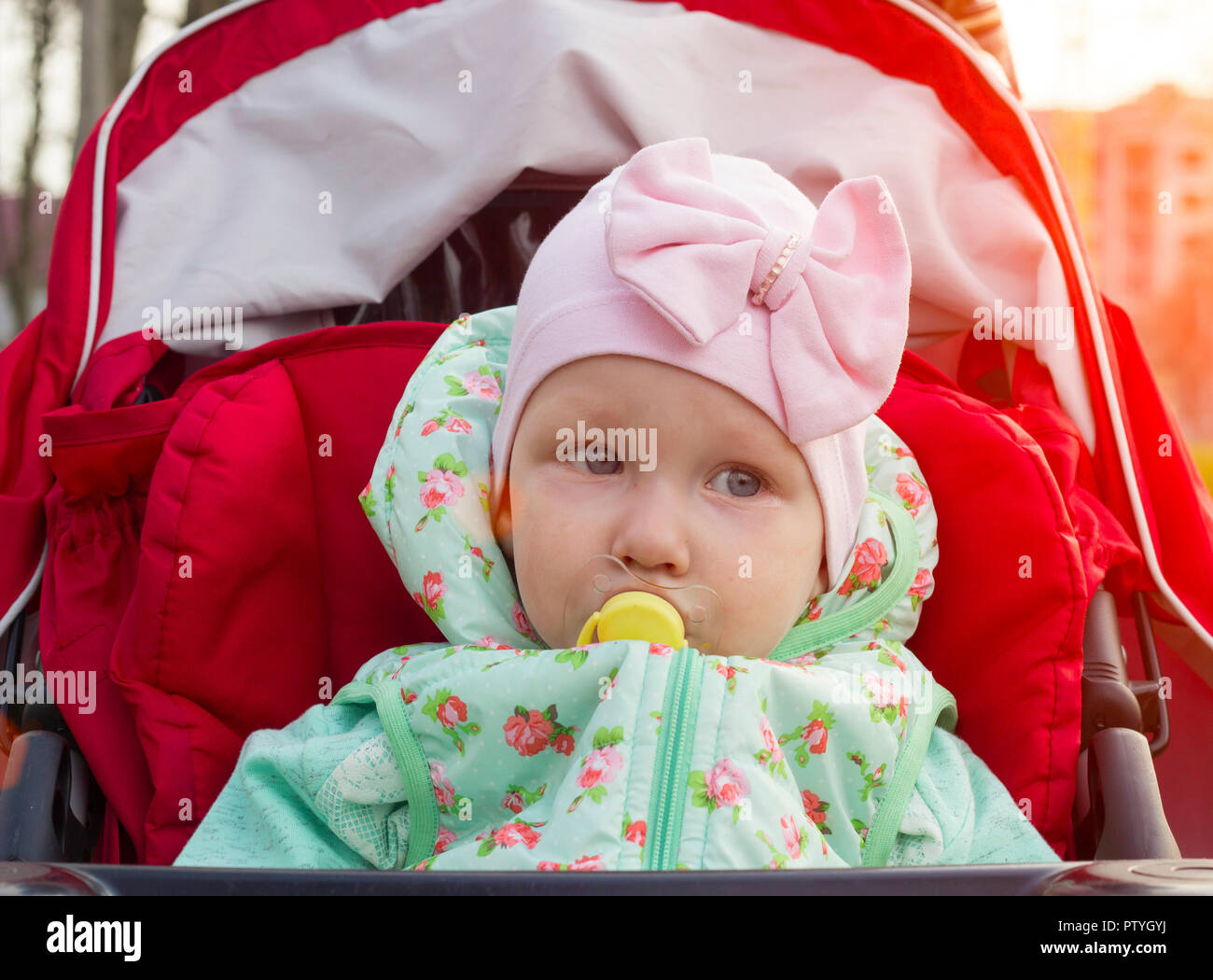 Petite Fille Assise Dans La Poussette Avec Tetine Coucher De Soleil Close Up Photo Stock Alamy