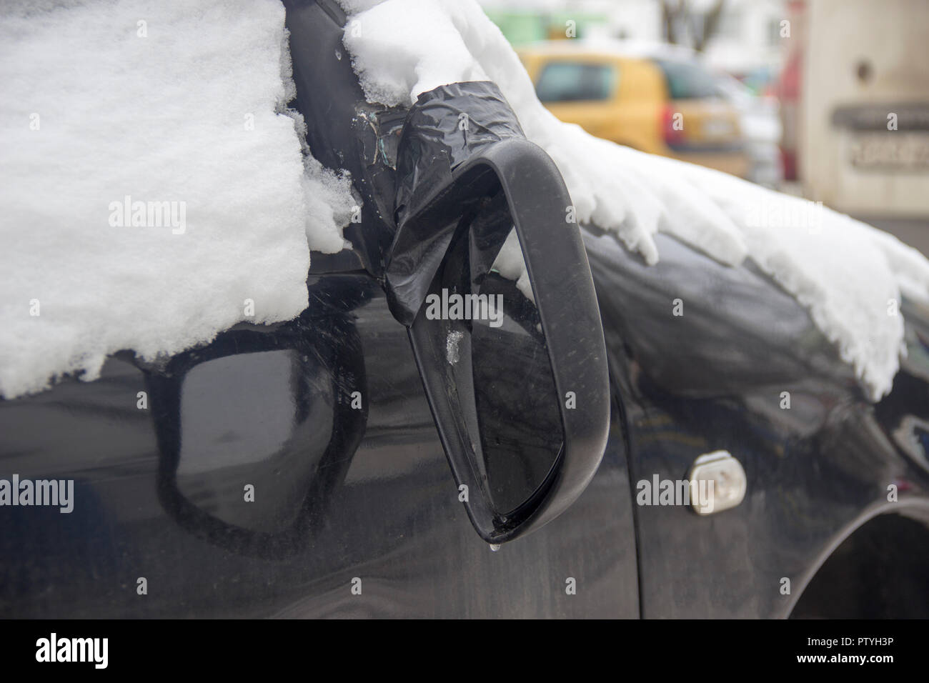 Rétroviseur cassé sur une voiture noire close-up Banque D'Images