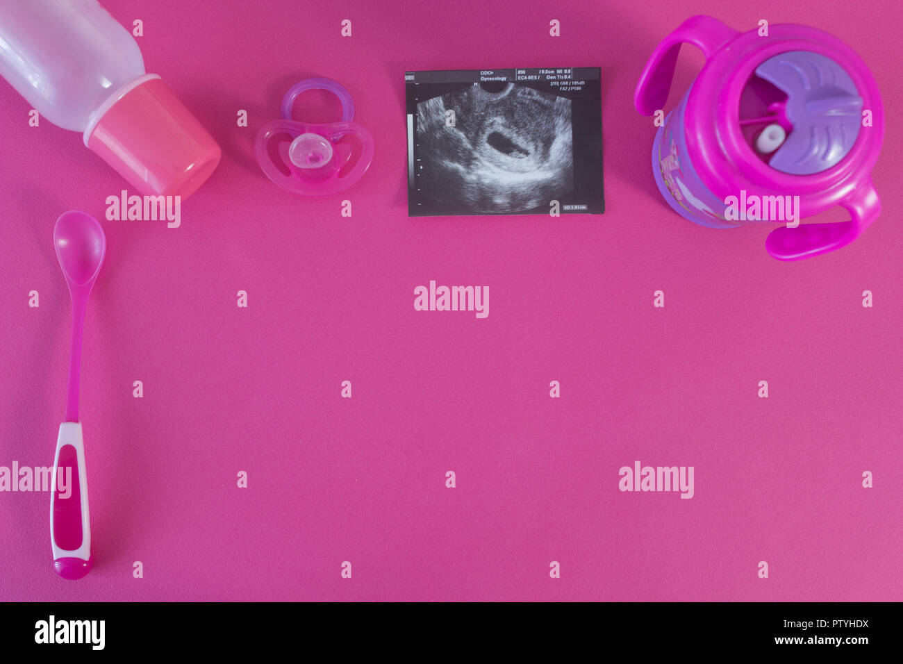 Cuillere Bebe Buveur Mamelon Et L Uzi De Grossesse Sur Un Fond Rose Photo Stock Alamy Cuillere Bebe Buveur Mamelon Et L Uzi De Grossesse Sur Un Fond Rose Photo Stock Alamy
